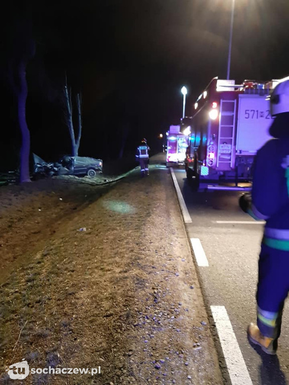Siła uderzenia była tak duża, że obaj wypadli z auta i zginęli na miejscu