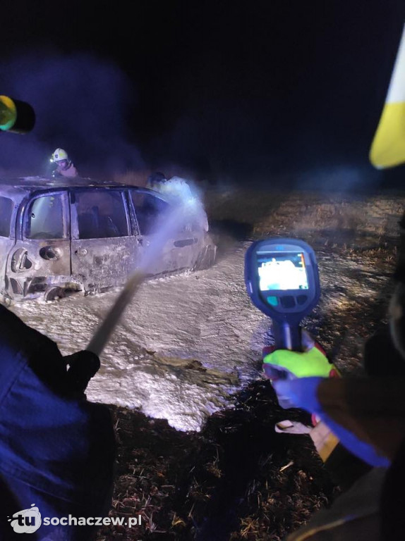 Nocny pożar Fiata Multipla w Pawłowicach