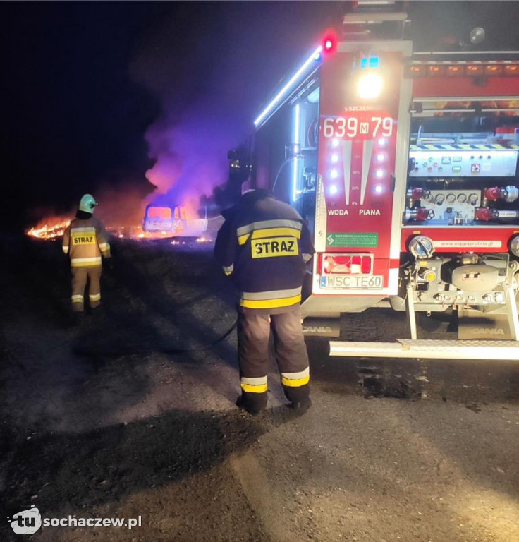 Nocny pożar Fiata Multipla w Pawłowicach
