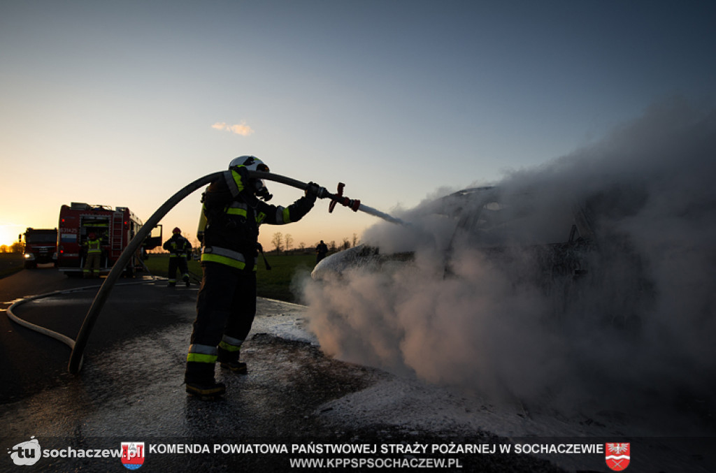 Pożar samochodu w Ćmiszewie-Parcel. Relacja i zdjęcia KPPSP Sochaczew