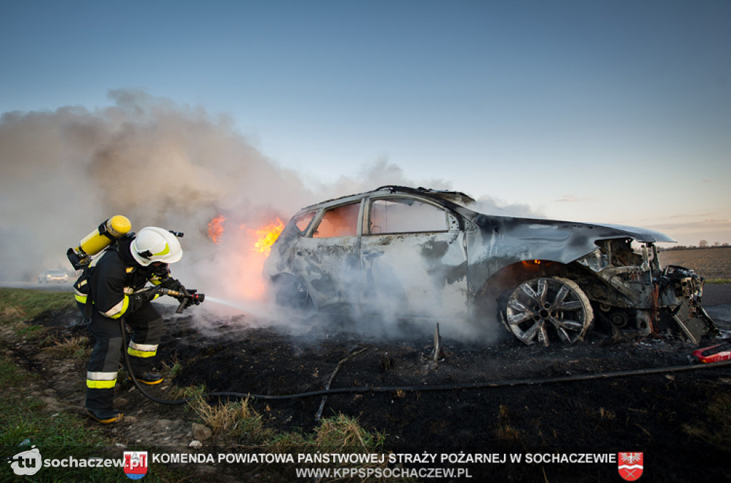Pożar samochodu w Ćmiszewie-Parcel. Relacja i zdjęcia KPPSP Sochaczew