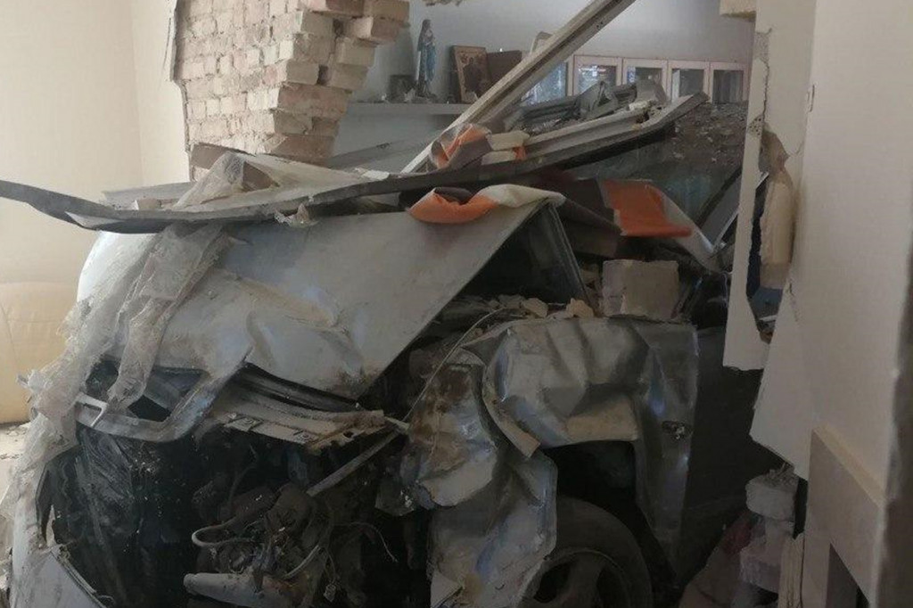Wypadek przy Gawłowskiej. Samochód przebił dwie ściany