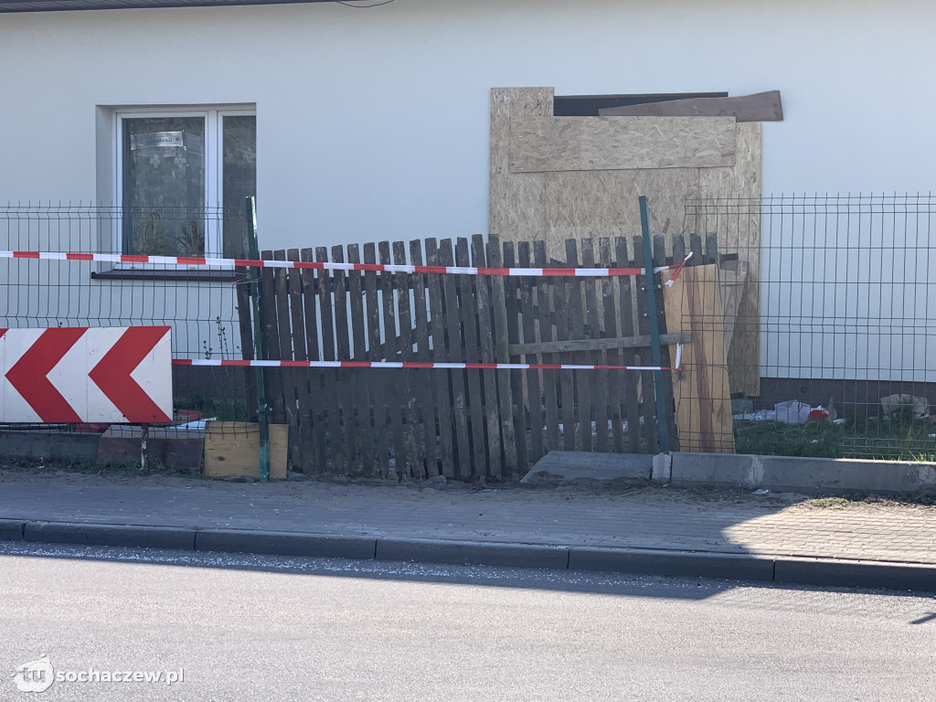 Wypadek przy Gawłowskiej. Samochód przebił dwie ściany