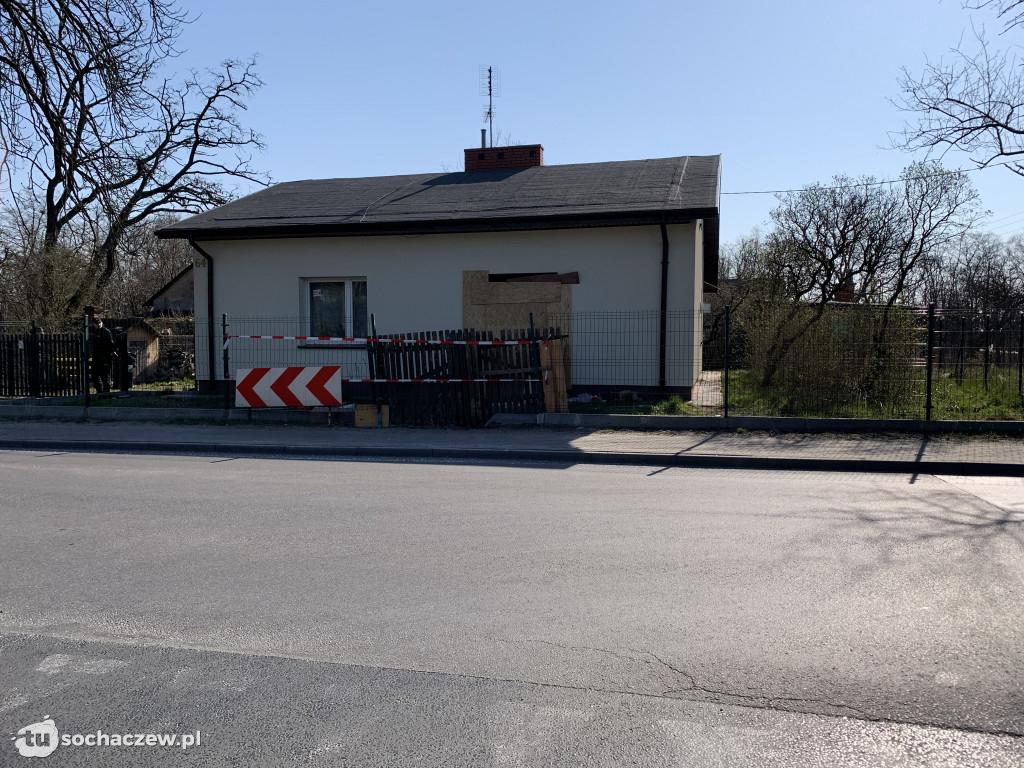 Wypadek przy Gawłowskiej. Samochód przebił dwie ściany