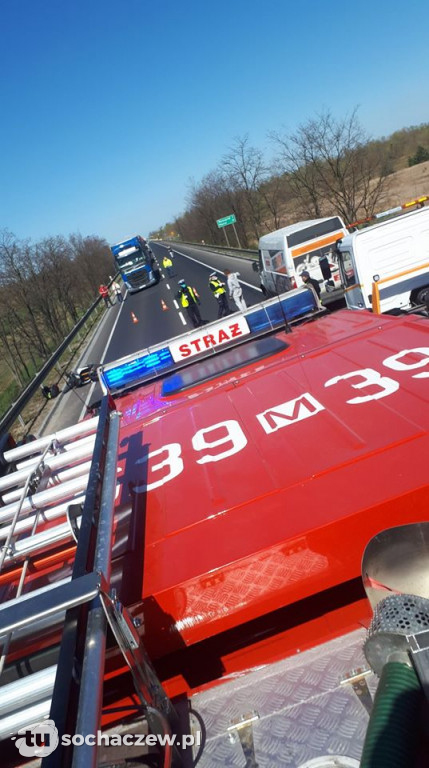 Zderzenie busa z motocyklem na DK 50. Relacja OSP Kamion