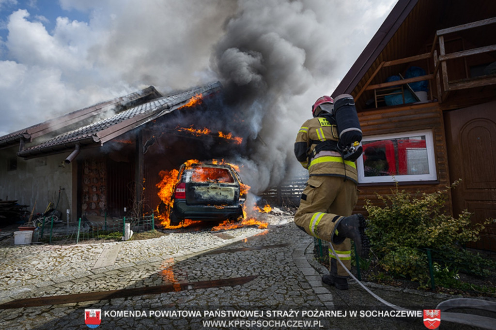 Pożar samochodu i budynku gospodarczego w Starym Dębsku - fotorelacja Tomasz Fijołek