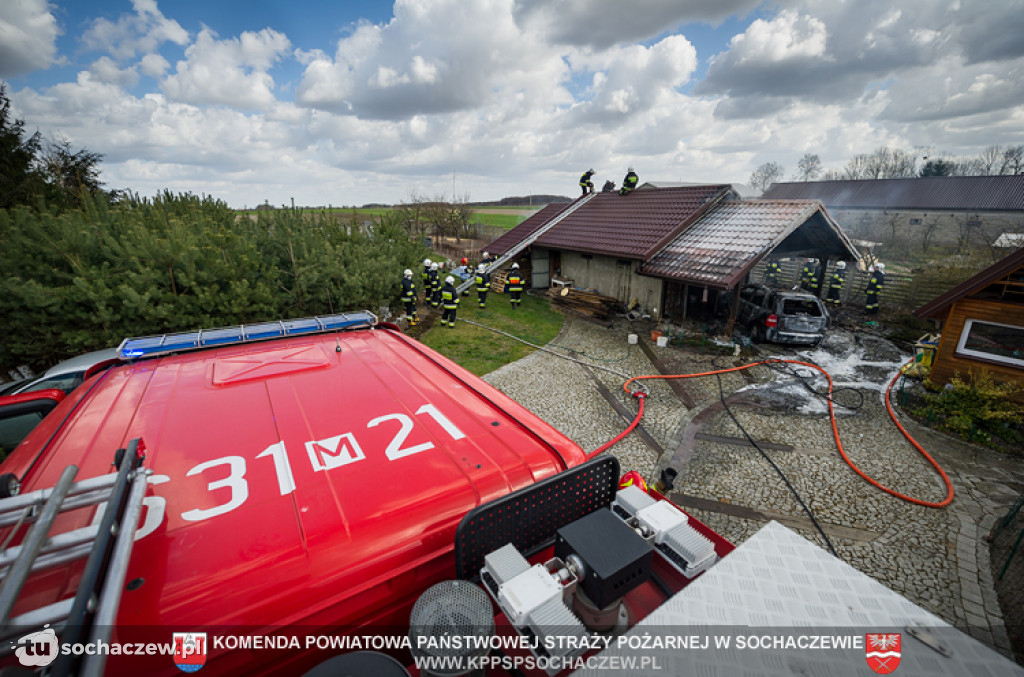 Pożar samochodu i budynku gospodarczego w Starym Dębsku - fotorelacja Tomasz Fijołek