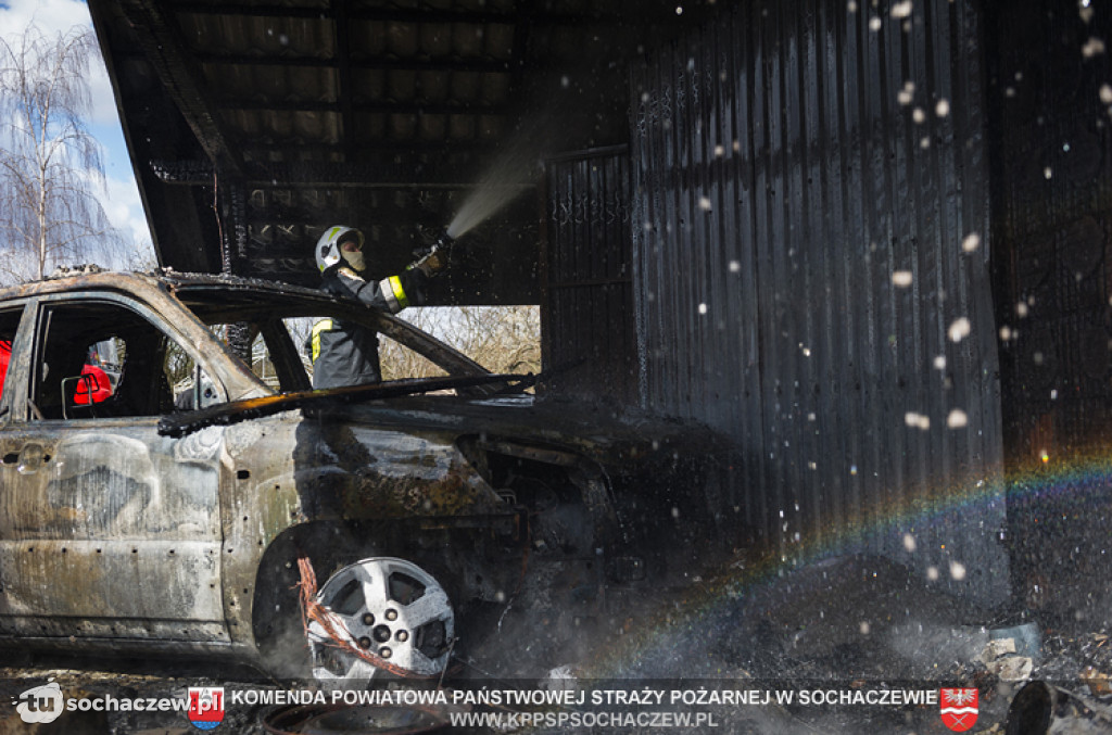 Pożar samochodu i budynku gospodarczego w Starym Dębsku - fotorelacja Tomasz Fijołek