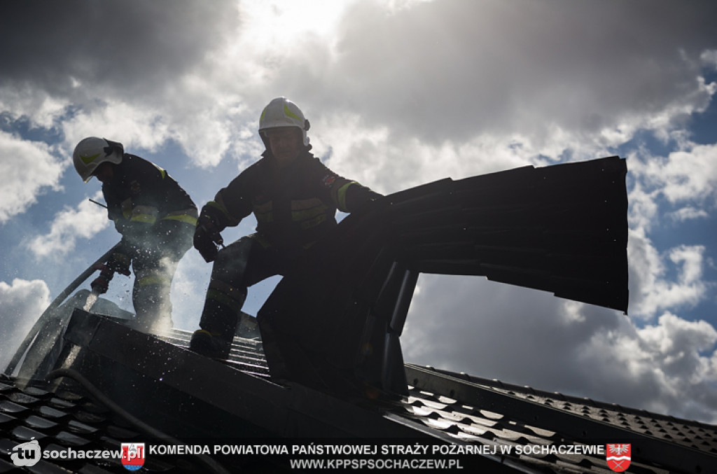 Pożar samochodu i budynku gospodarczego w Starym Dębsku - fotorelacja Tomasz Fijołek