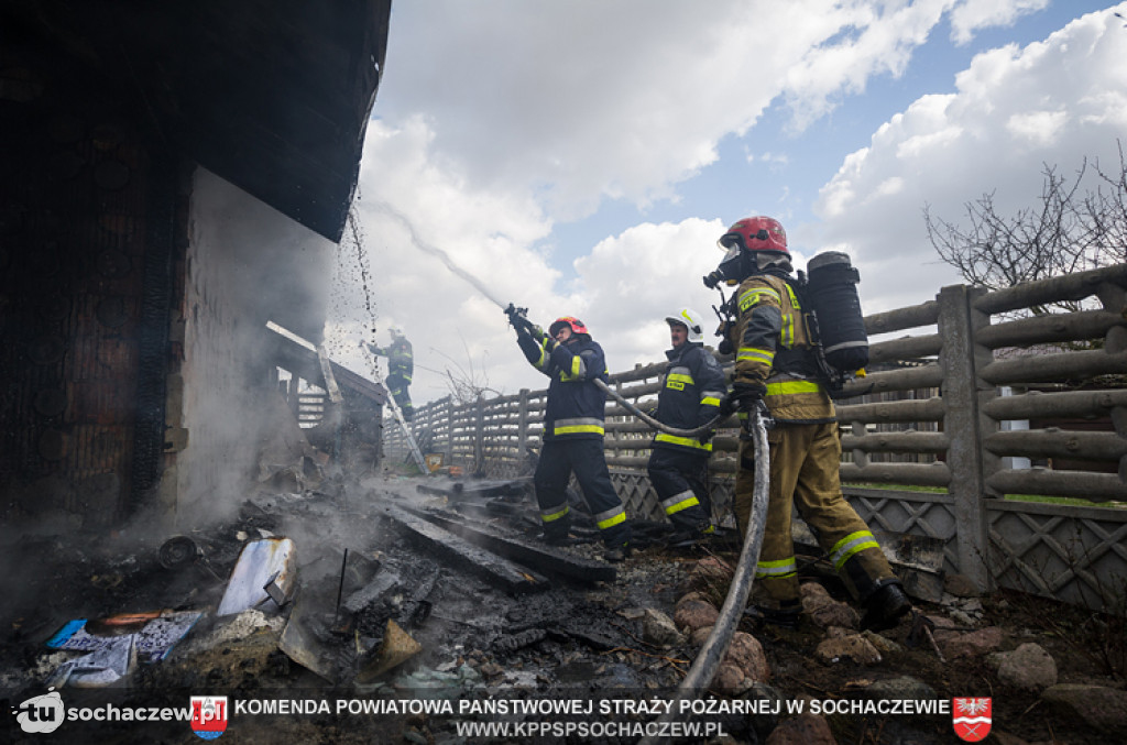 Pożar samochodu i budynku gospodarczego w Starym Dębsku - fotorelacja Tomasz Fijołek