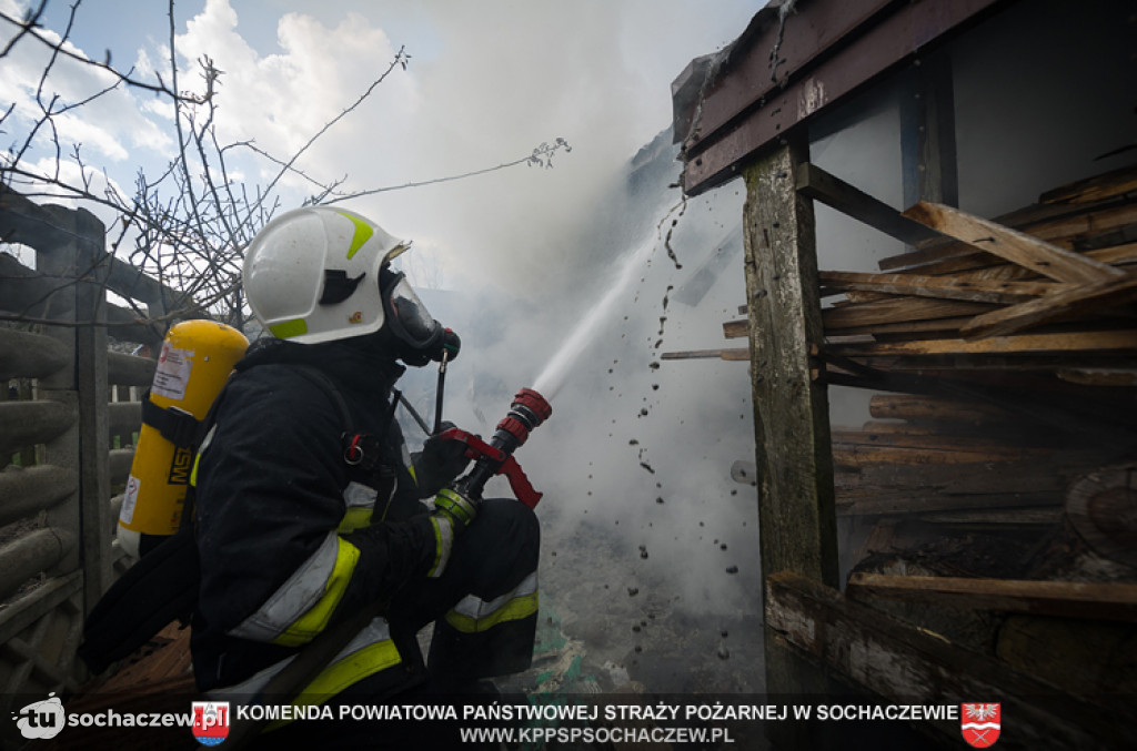 Pożar samochodu i budynku gospodarczego w Starym Dębsku - fotorelacja Tomasz Fijołek