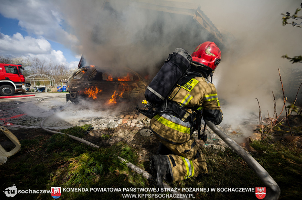 Pożar samochodu i budynku gospodarczego w Starym Dębsku - fotorelacja Tomasz Fijołek