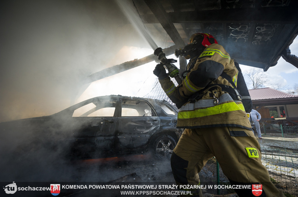 Pożar samochodu i budynku gospodarczego w Starym Dębsku - fotorelacja Tomasz Fijołek