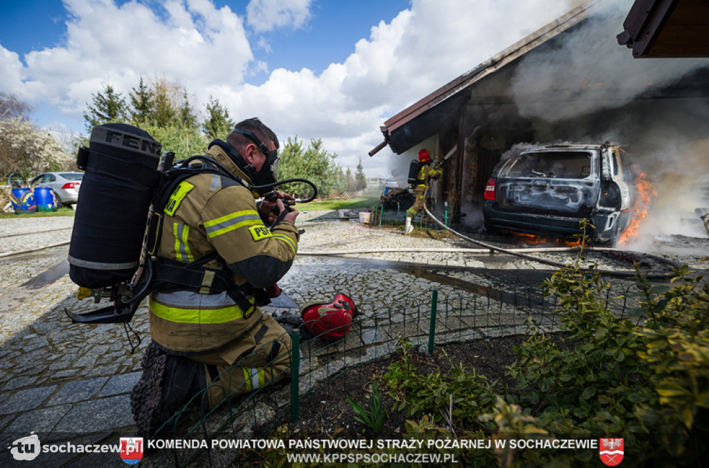 Pożar samochodu i budynku gospodarczego w Starym Dębsku - fotorelacja Tomasz Fijołek