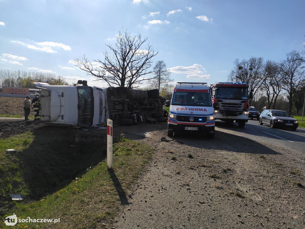 Ciężarówka w rowie w Topołowej. Ruch wahadłowy