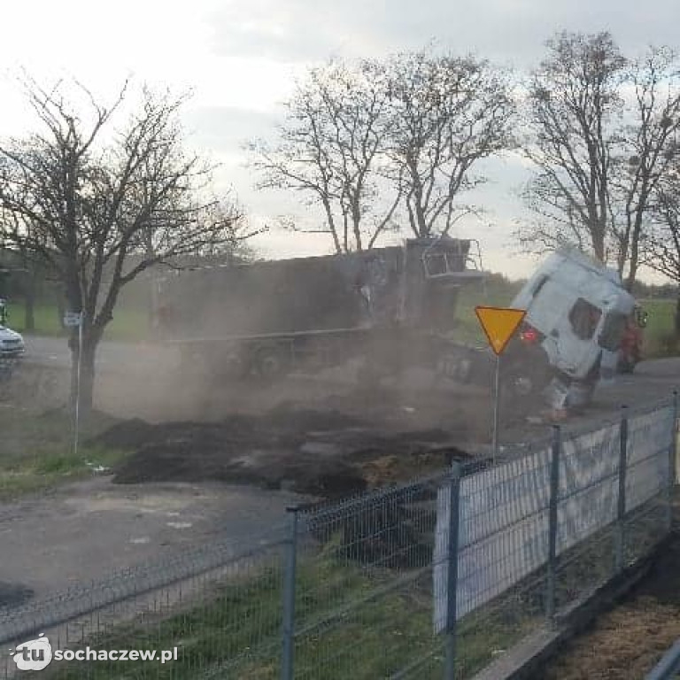 Ciężarówka w rowie w Topołowej. Ruch wahadłowy