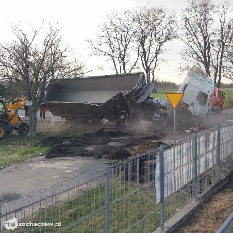 Ciężarówka w rowie w Topołowej. Ruch wahadłowy