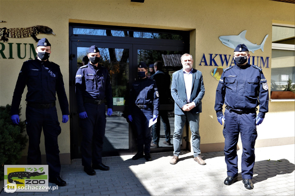 Piękny gest policjantów. Wsparli zwierzęta w zoo i jednocześnie zrobili prezent dzieciom