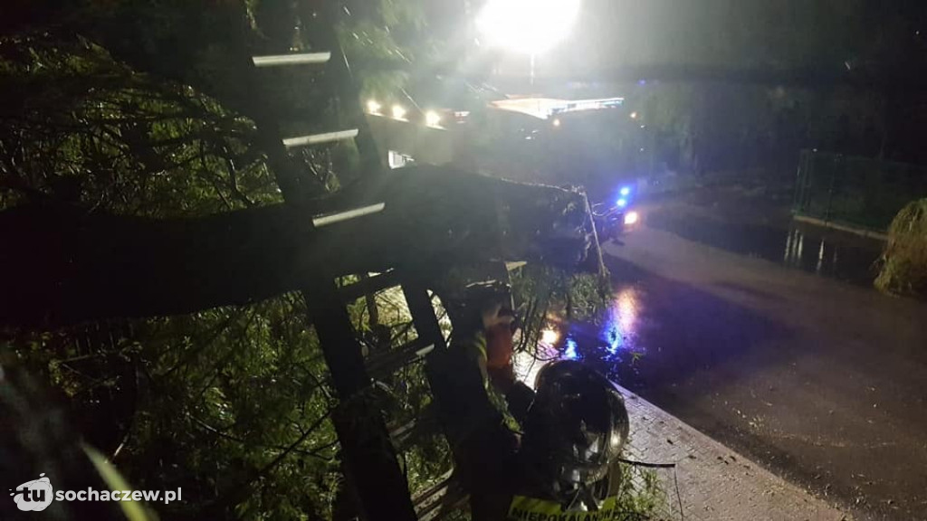 Zerwane linie elektryczne w powiecie sochaczewskim