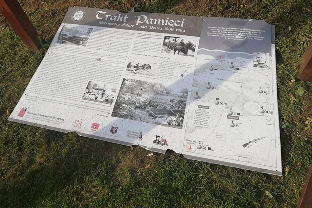 Zniszczona tablica historyczna w Witkowicach
