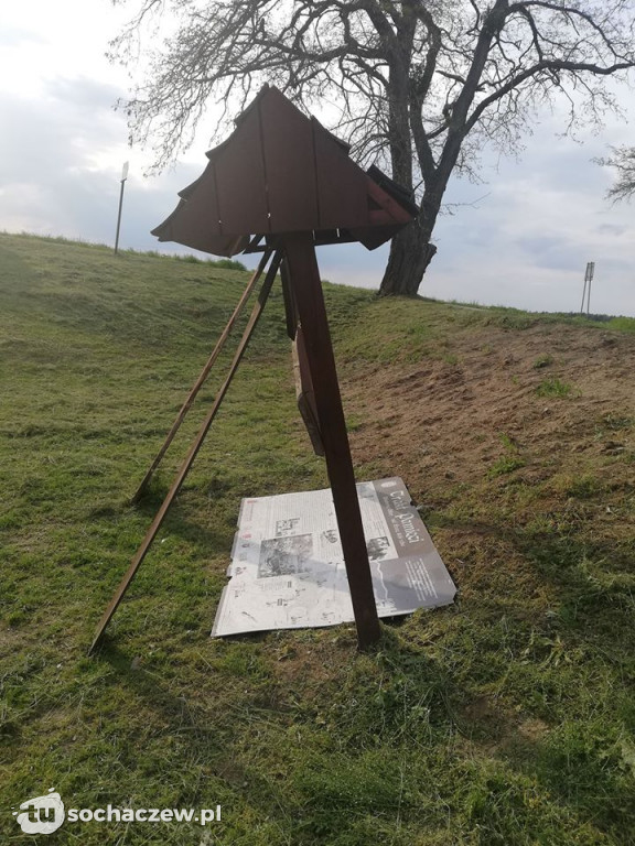 Zniszczona tablica historyczna w Witkowicach