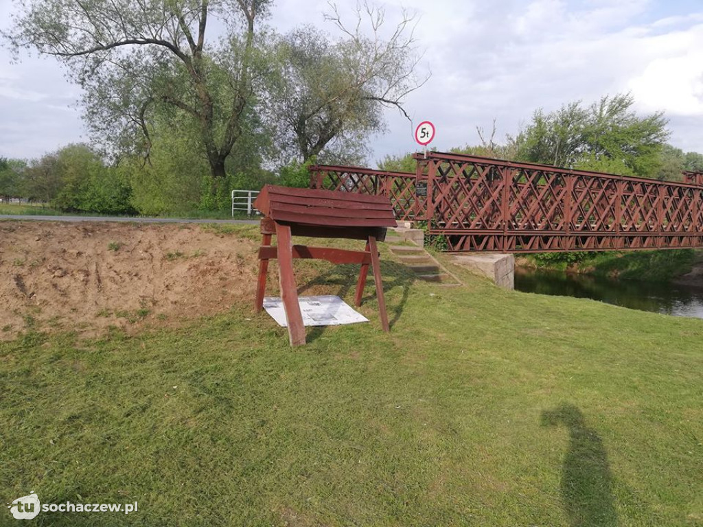 Zniszczona tablica historyczna w Witkowicach