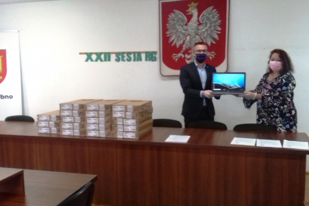 Rybno: 18 laptopów trafiło do szkoły