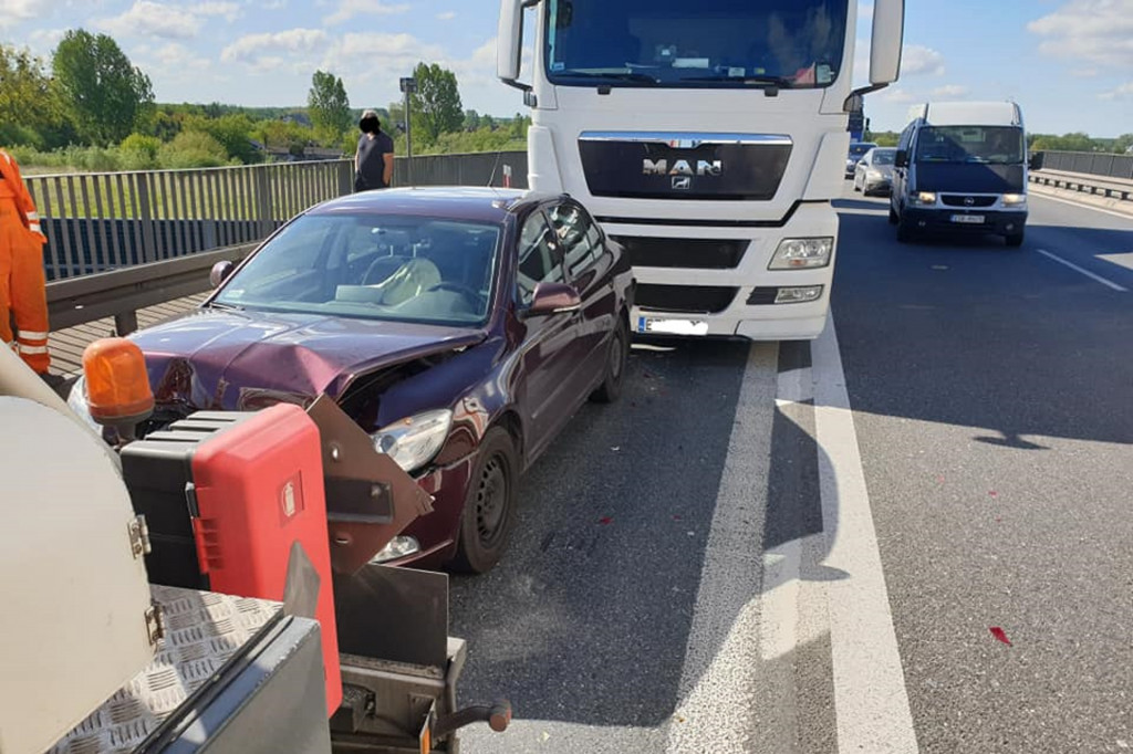 Kolejny wypadek na DK 50 na węźle Wiskitki. Jedna osoba trafiła do szpitala