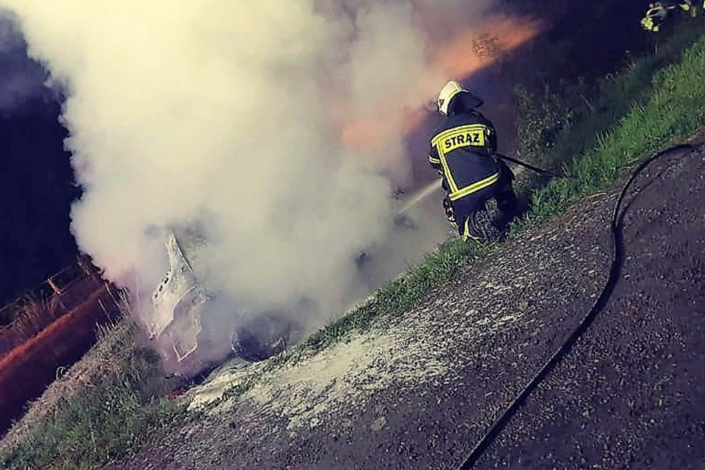 Nocny pożar w Szymanowie. Auto spłonęło doszczętnie