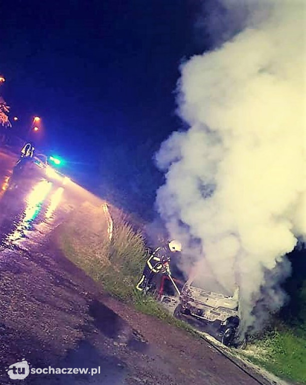 Nocny pożar w Szymanowie. Auto spłonęło doszczętnie