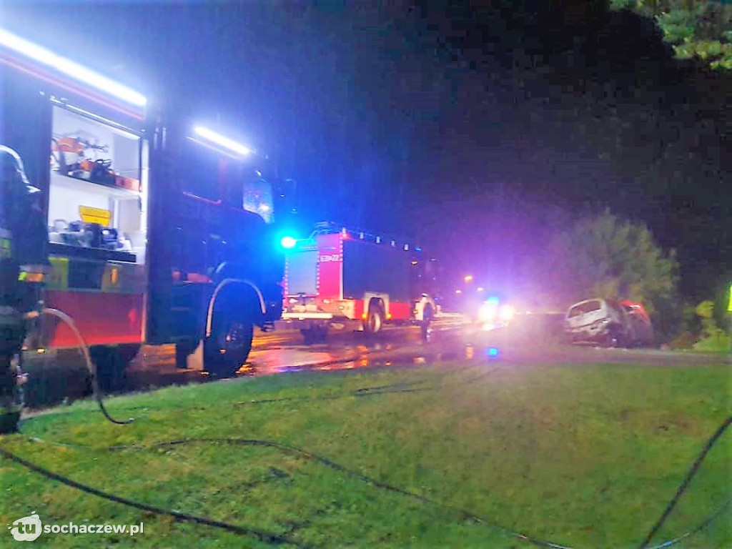 Nocny pożar w Szymanowie. Auto spłonęło doszczętnie