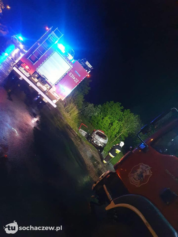 Nocny pożar w Szymanowie. Auto spłonęło doszczętnie