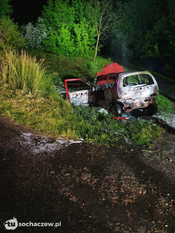 Nocny pożar w Szymanowie. Auto spłonęło doszczętnie