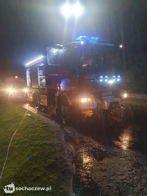 Nocny pożar w Szymanowie. Auto spłonęło doszczętnie