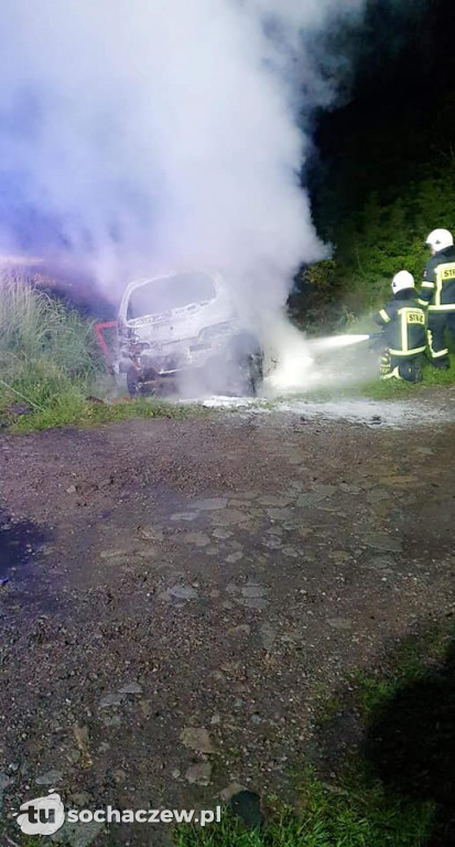 Nocny pożar w Szymanowie. Auto spłonęło doszczętnie