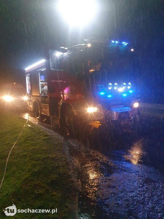 Nocny pożar w Szymanowie. Auto spłonęło doszczętnie