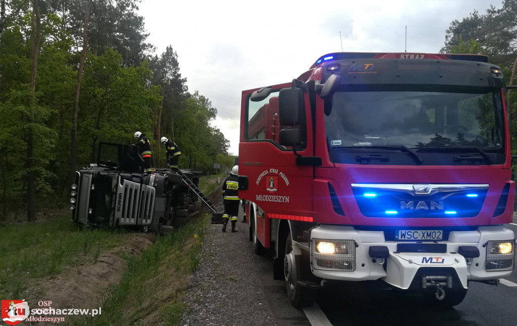 Zdarzenie drogowe na DK 50: ciężarówka zjechała do rowu i położyła się bokiem