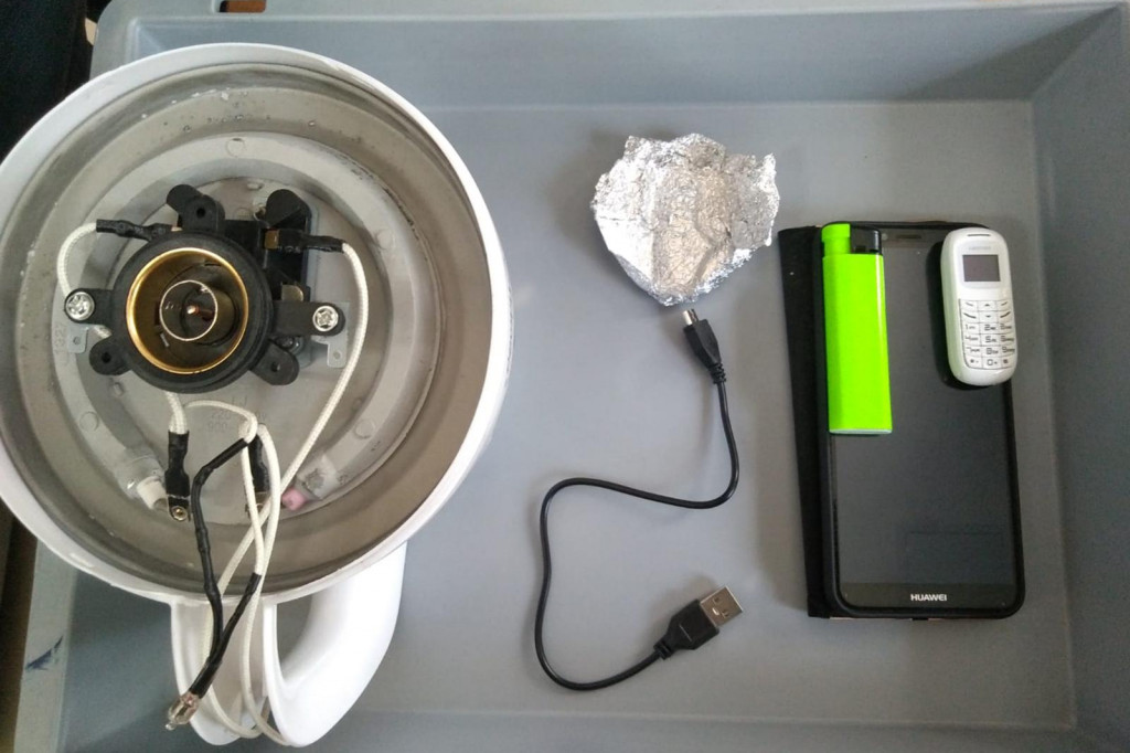 Próba przemytu do Zakładu Karnego. Tym razem mini telefon ukryty w czajniku