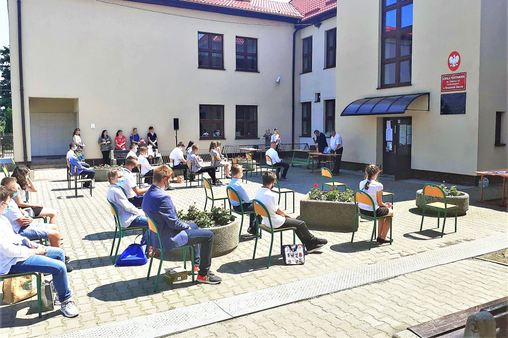 Absolwenci pożegnali brzozowską szkołę