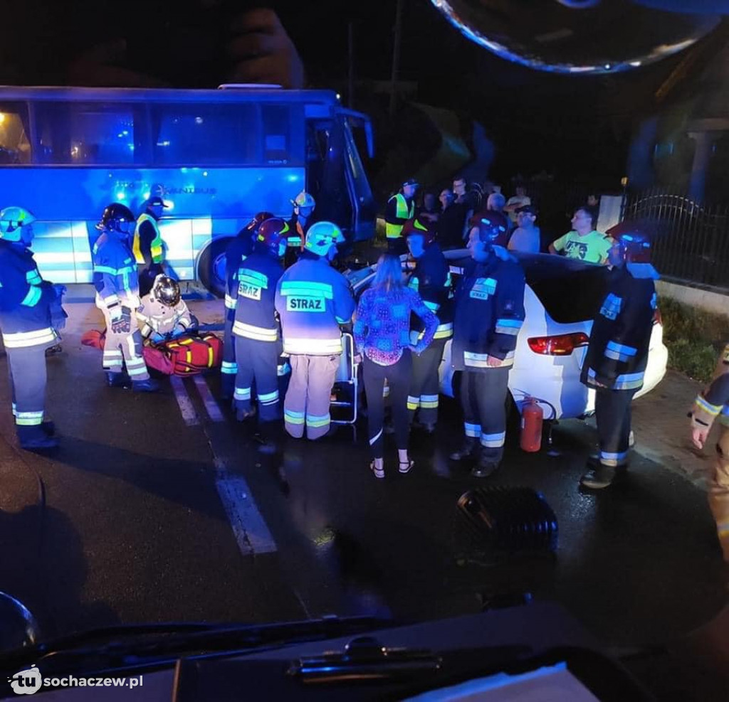 Zderzenie autobusu z osobówką w Paprotni