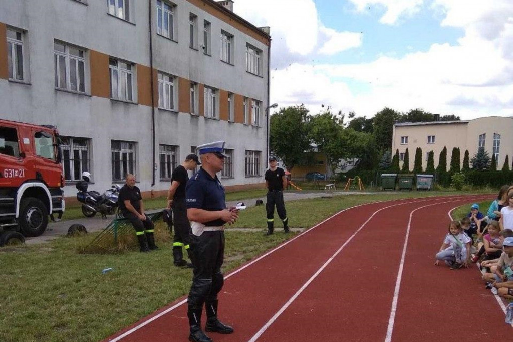 Półkolonie z policjantem i strażakami
