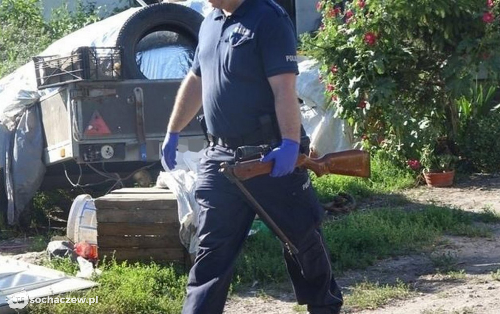 Duża akcja policji w Sannikach. Skrajnie wyczerpane psy, zakopane szczeniaki i nielegalna broń