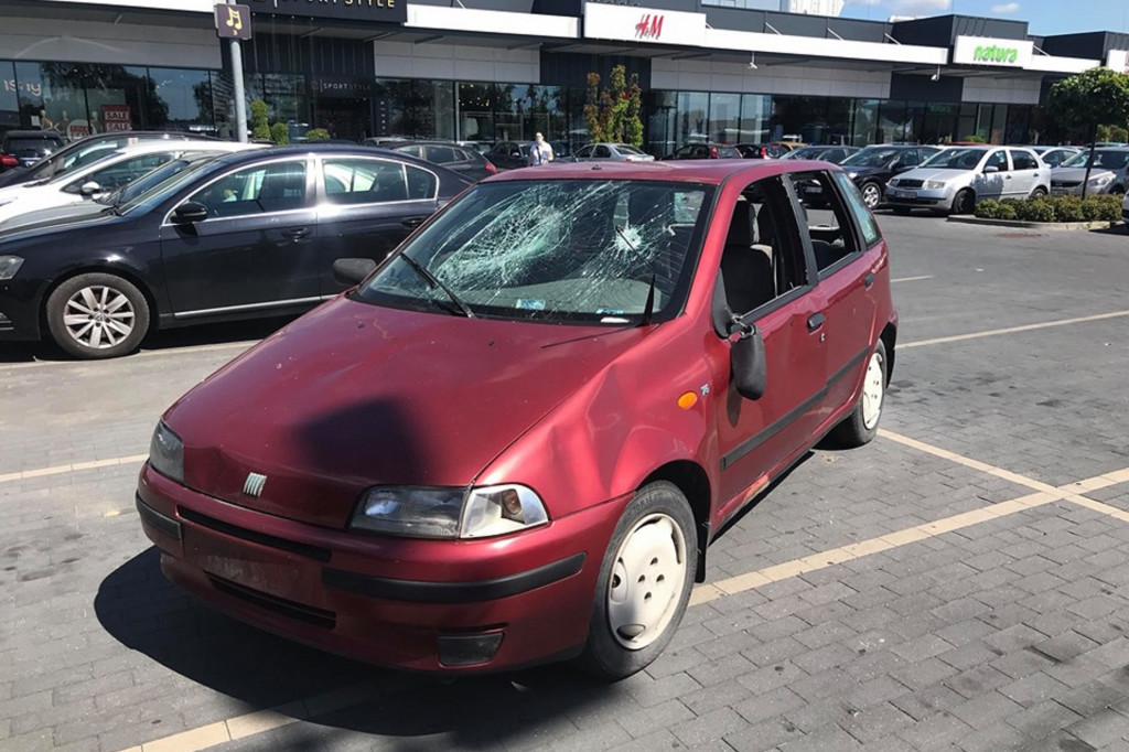 Sochaczewskie wraki. Taki obrazek na parkingu centrum handlowego