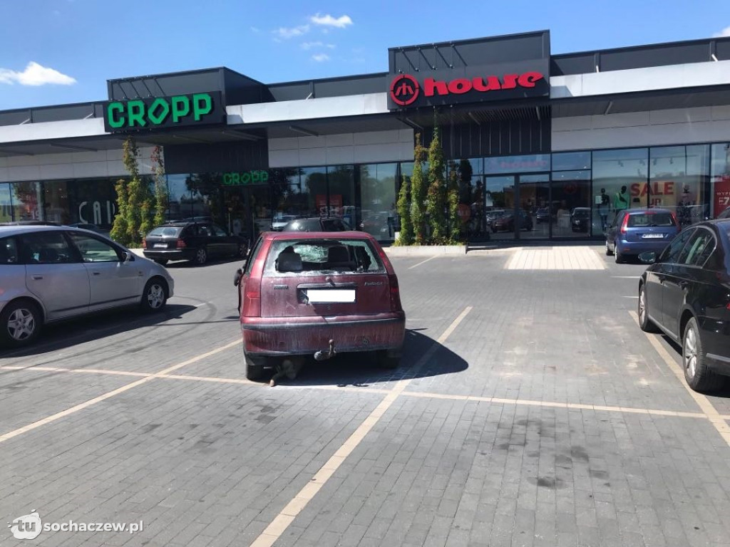 Sochaczewskie wraki. Taki obrazek na parkingu centrum handlowego