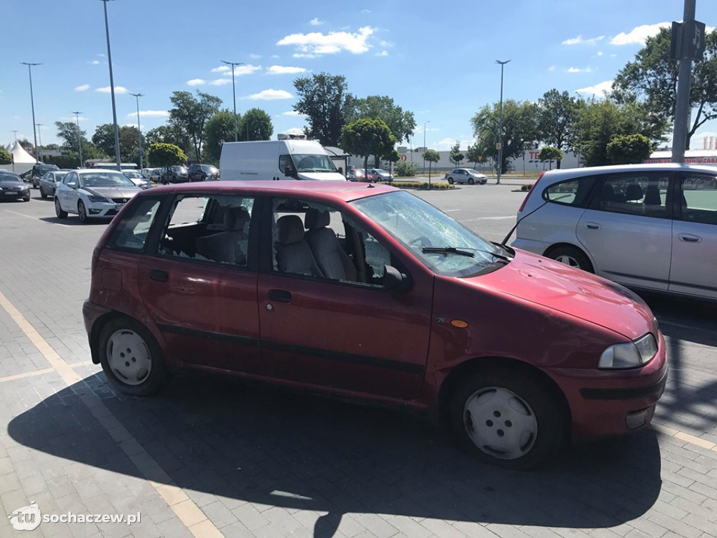 Sochaczewskie wraki. Taki obrazek na parkingu centrum handlowego