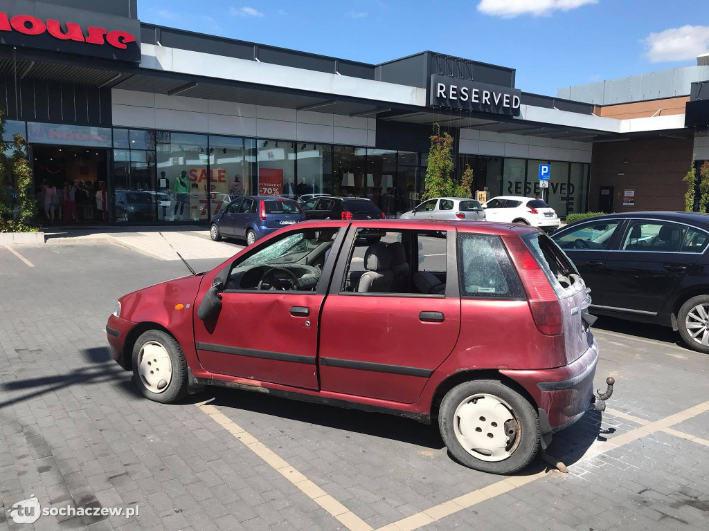 Sochaczewskie wraki. Taki obrazek na parkingu centrum handlowego