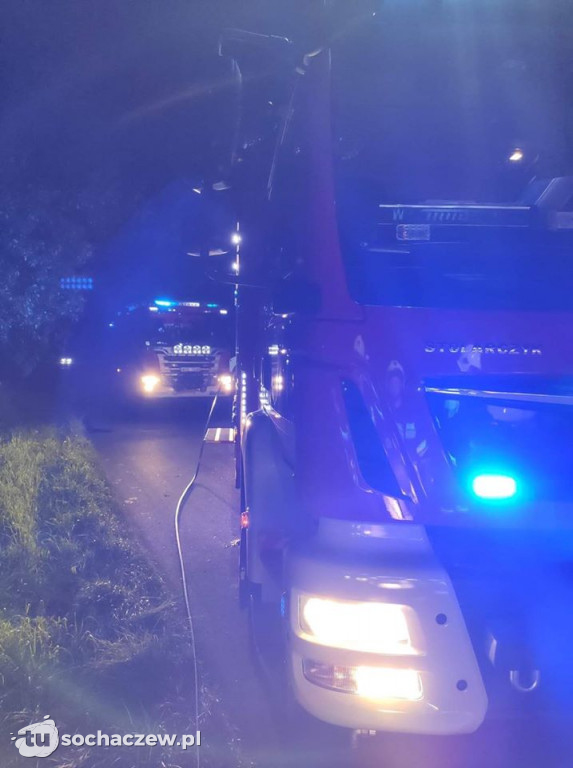 Groźny pożar w Paprotni. Bus spłonął doszczętnie