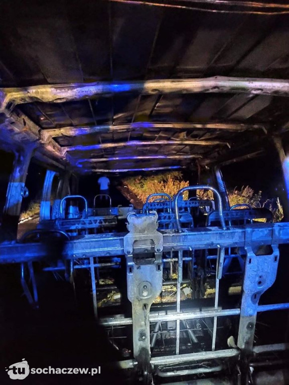 Groźny pożar w Paprotni. Bus spłonął doszczętnie