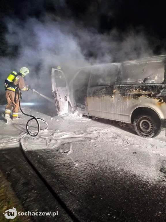 Groźny pożar w Paprotni. Bus spłonął doszczętnie