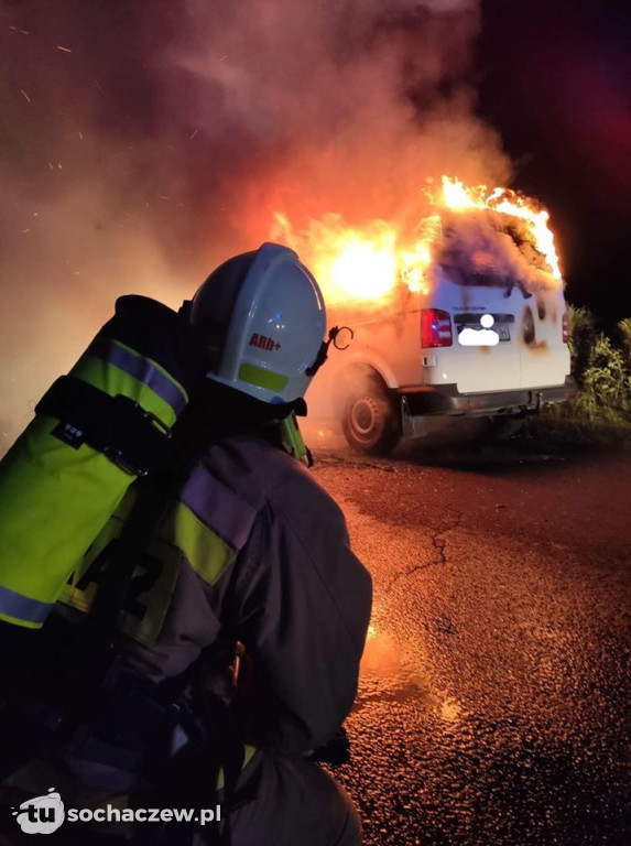 Groźny pożar w Paprotni. Bus spłonął doszczętnie